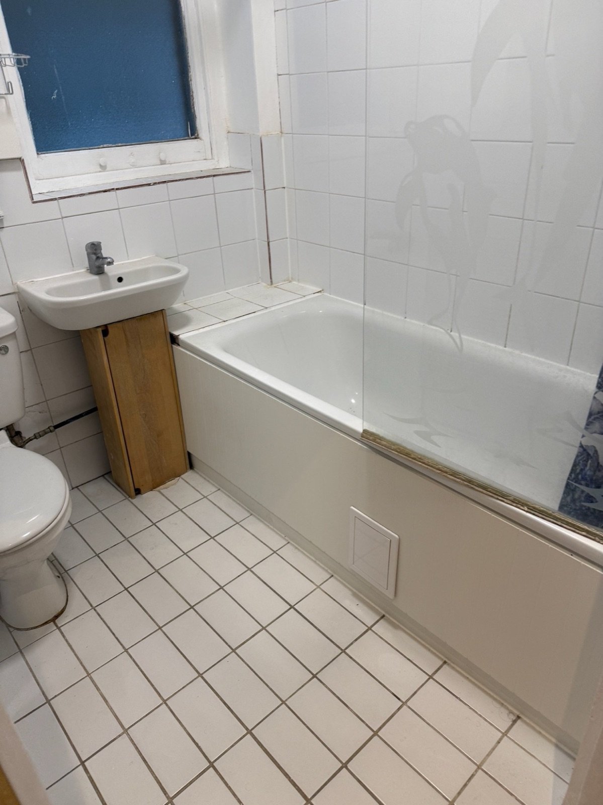 The original bathroom before refurbishment